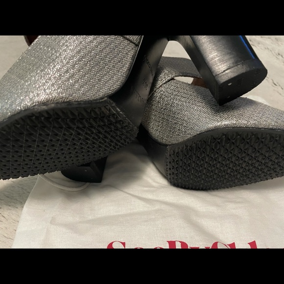 Beautiful See By Chloe silver Mary Jane pumps - Picture 12 of 16